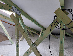 Zateplení stropu rodinného domu pomocí foukané izolace